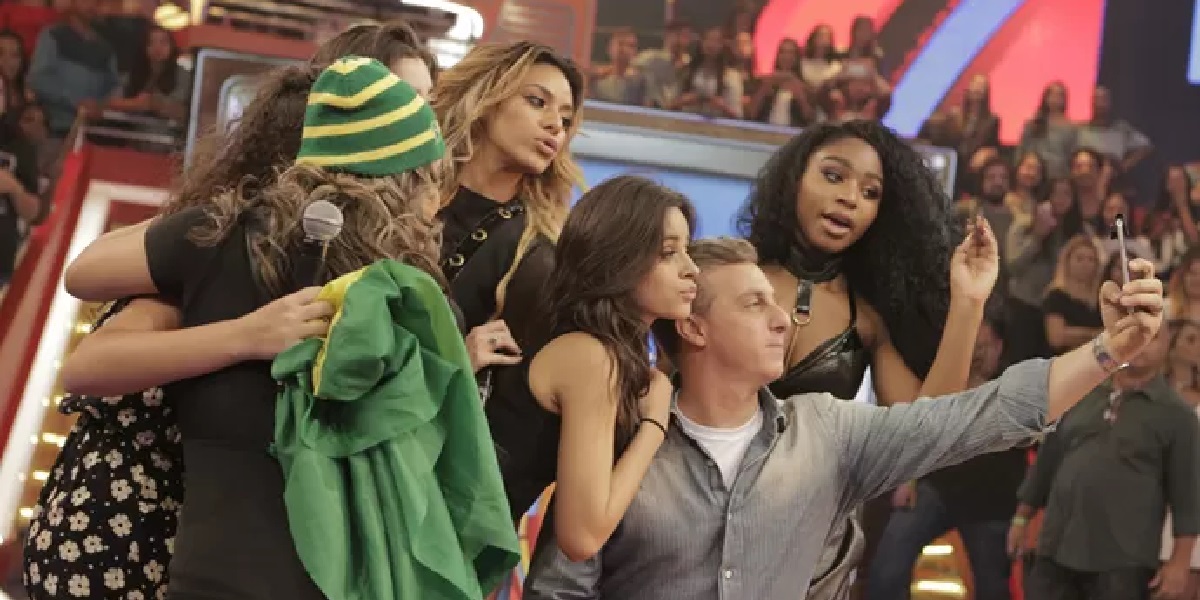 Fifth Harmony ao lado de Huck (Foto: Divulgação/ Globo) Fifth Harmony ao lado de Huck (Foto: Divulgação/ Globo)