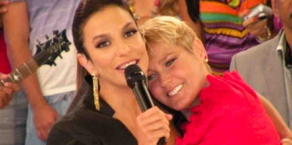 A loira ao lado de da cantora famosa (Foto: Divulgação/ Internet)