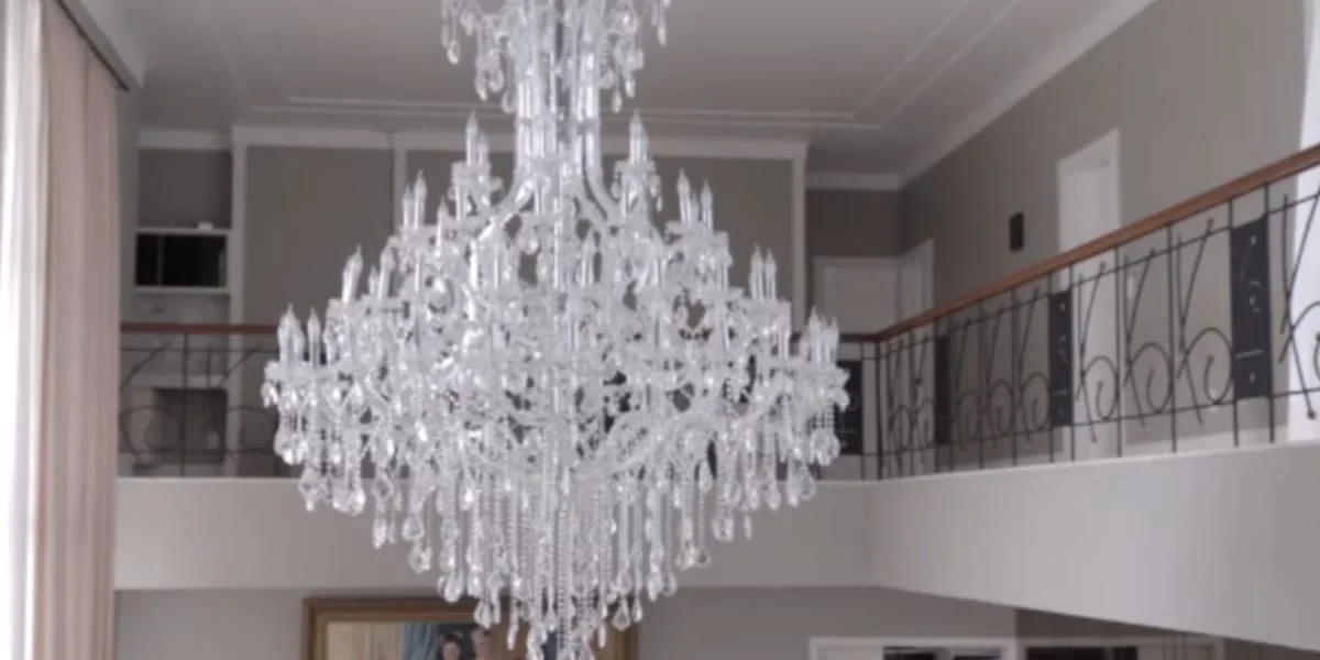 Mesa de jantar atrás da sala de estar em ambiente integrado - Foto Reprodução YouTube