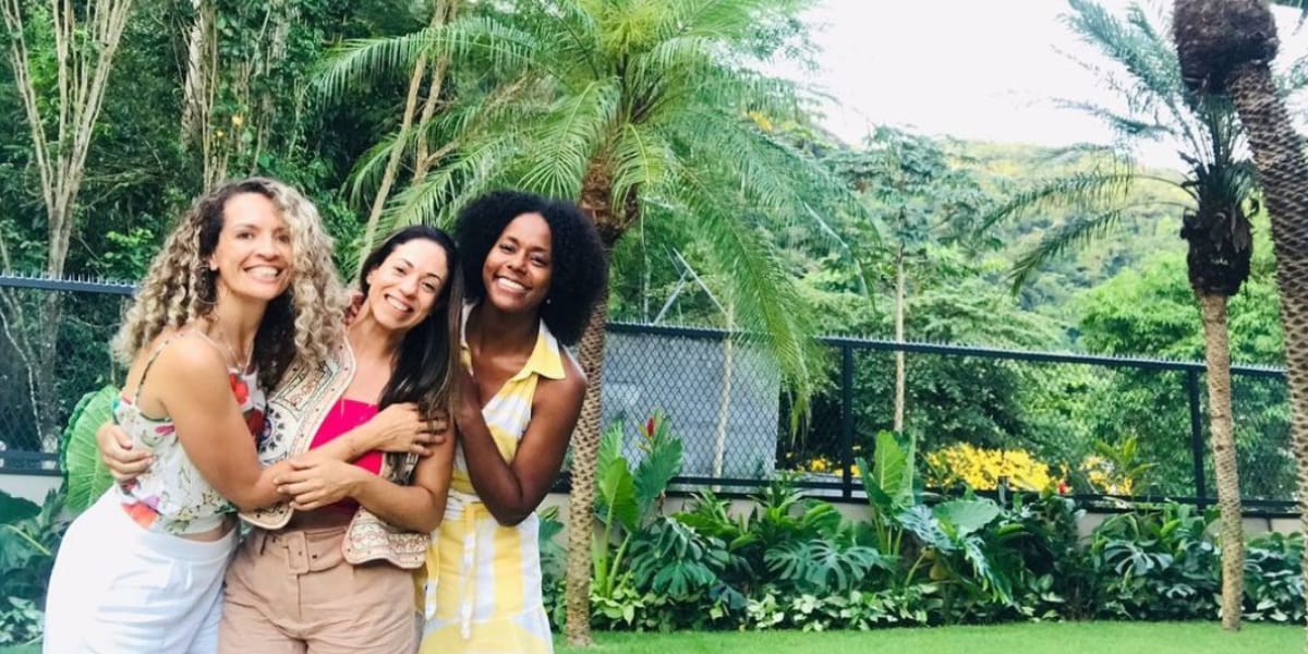Maju Coutinho compartilhou uma foto no jardim de sua casa junto com as amigas , Maju Coutinho - Foto Reprodução