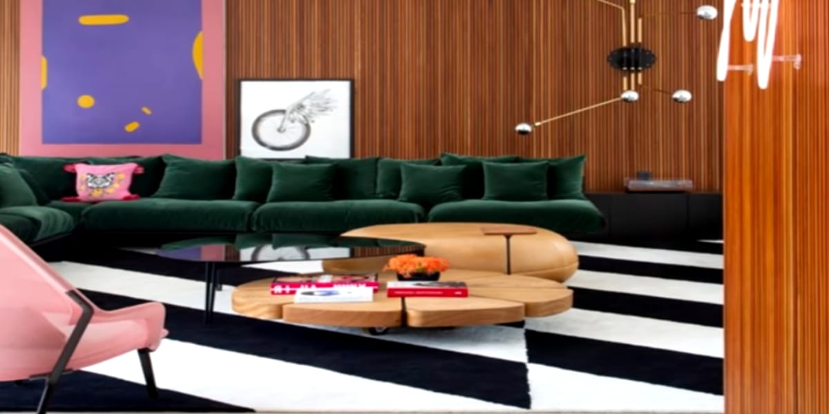 Sala de estar com muito espaço e luxo (Reprodução: Youtube)
