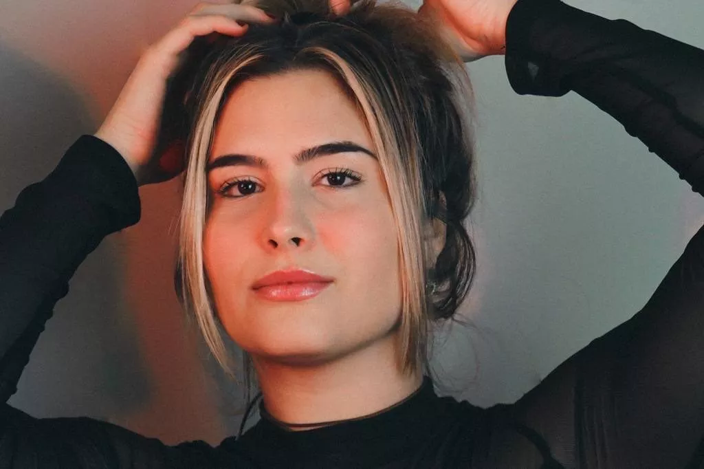 Maria Maud, filha da atriz Claudia Abreu, que está brilhando em Travessia, da Globo - Foto Reprodução