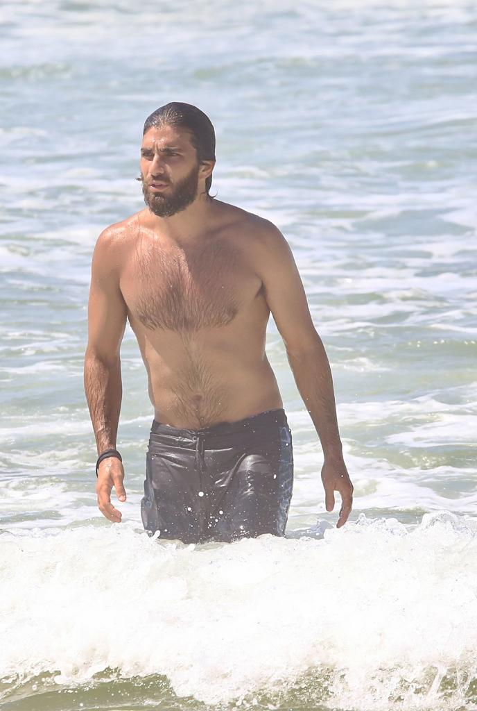 Marido de Deborah Secco, Hugo Moura, é flagrado na praia