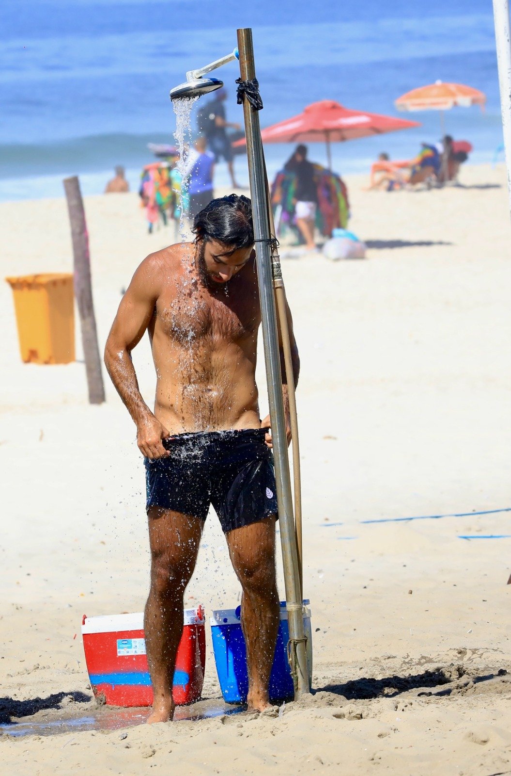 Marido de Deborah Secco, Hugo Moura, é flagrado na praia (Foto: Fabrício Pioyani - AgNews)