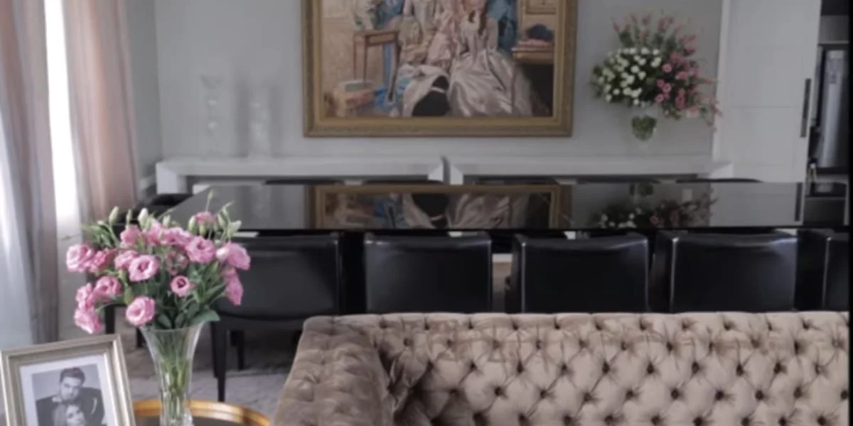 Mesa de jantar atrás da sala de estar em ambiente integrado - Foto Reprodução YouTube