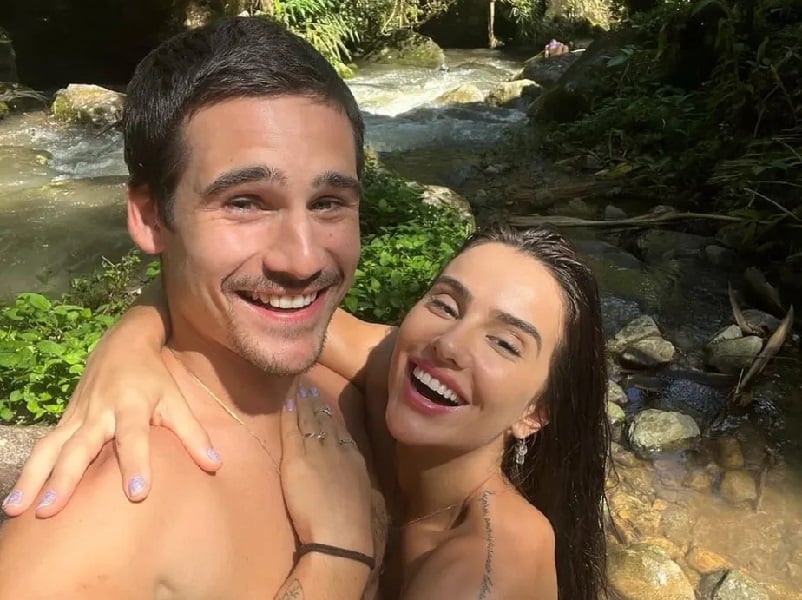 Nicolas Prattes curte cachoeira ao lado de Luiza Caldi (Foto: Reprodução/ Instagram)