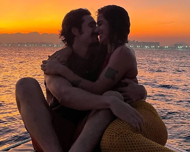Nicolas Prattes ao lado da amada (Foto: Reprodução/ Instagram)
