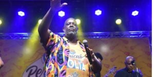 Péricles, recatado, tem flagra público raro com grande amor - Foto: Leo Franco/AgNews