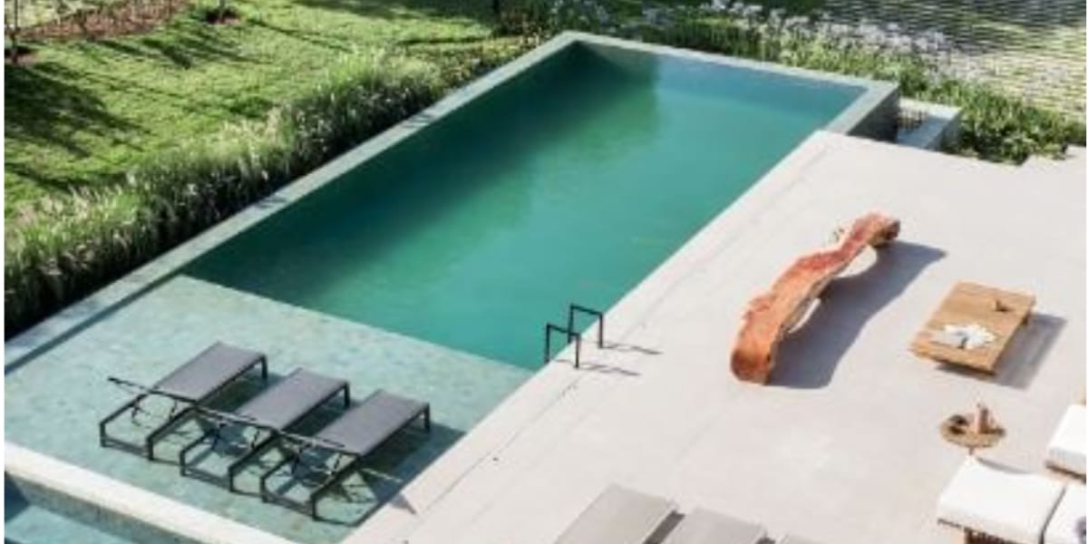Piscina e muita área de lazer na parte externa da mansão (Reprodução: Youtube)