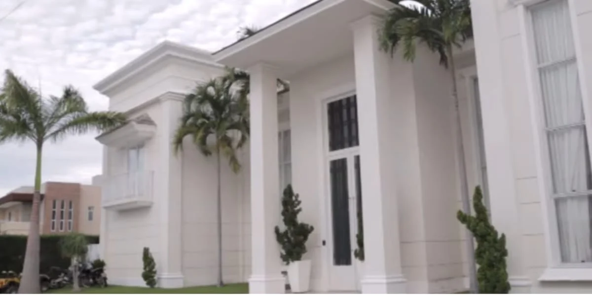 Porta gigantesca da entrada da mansão de Wesley Safadão, com um pé direito enorme - Foto YouTube