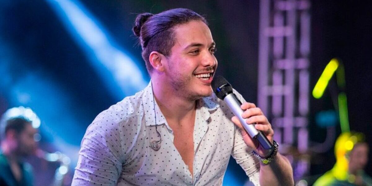 Wesley Safadão foi atingido no rosto durante show e situação causa revolta pelas redes sociais (Foto Reprodução/Internet)