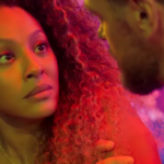 Vai na Fé: Theo é agredido após cometer crime contra Sol (Foto: Reprodução, Globo)