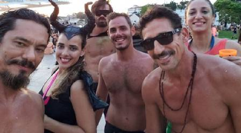 Tuca Andrada ao lado dos amigos no Carnaval e do rapaz (Foto: Divulgação)
