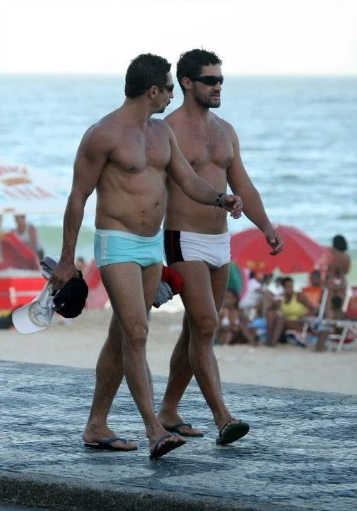 Ator da Globo ao lado do rapaz na praia (Foto: Divulgação)