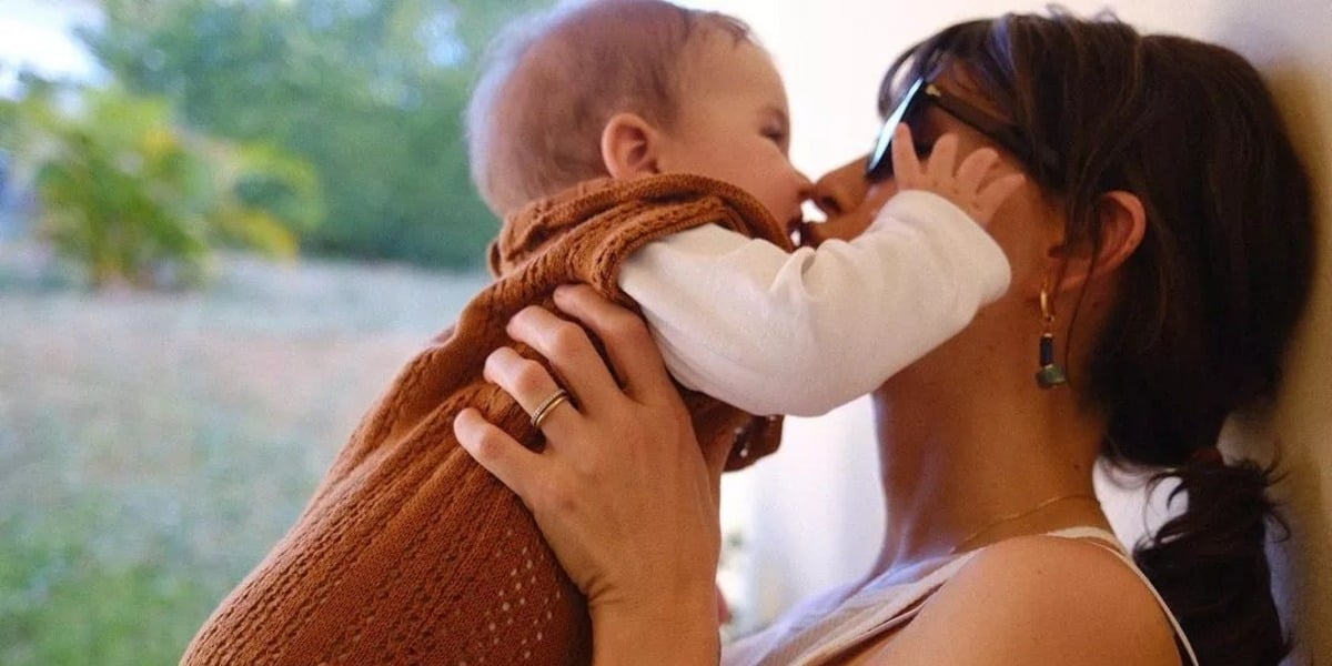 Mônica Benini e sua filha caçula, Lara, em momento de carinho (Foto Reprodução/Instagram)