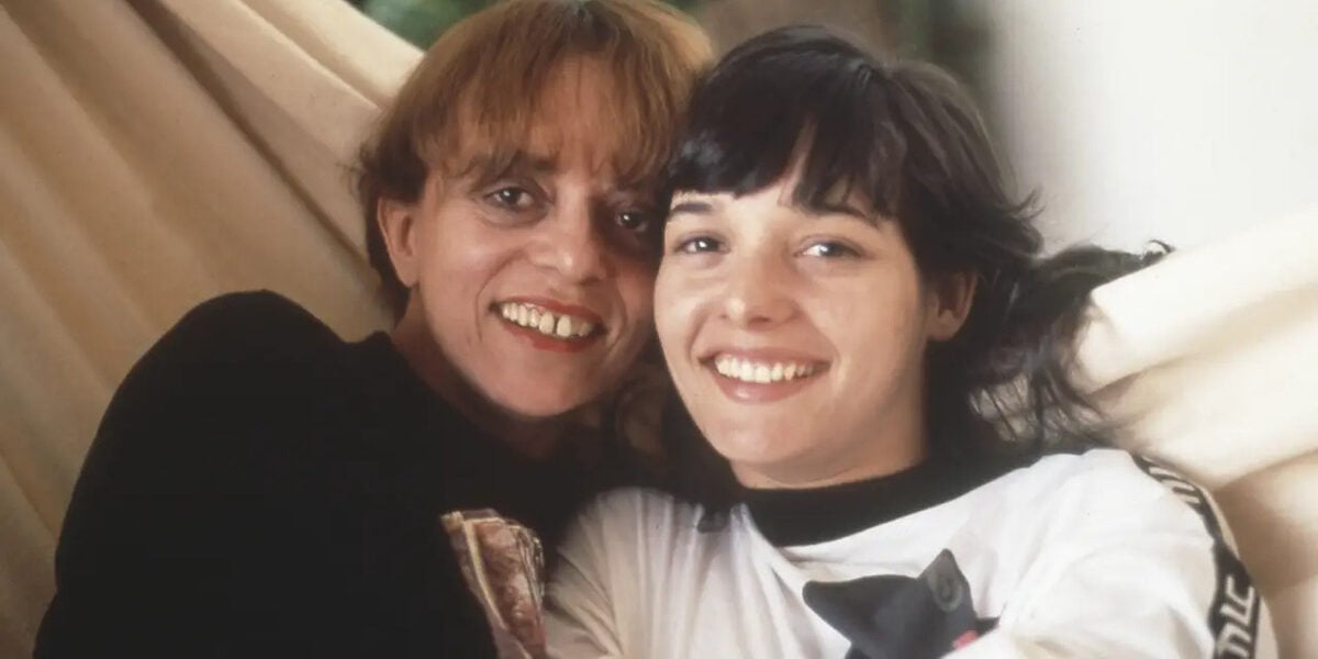 Glória Perez e sua filha Daniella Perez em um dos raros registros que fizeram (Foto Reprodução/Veja)