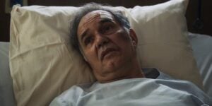Guerra deitado na cama em cena da novela Travessia