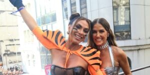 Nicole Bahls e Deborah Secco no bloco da Anitta (Foto: AgNews / Chapetta e Pereira)