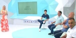 Os comentaristas do Jogo Aberto estão sempre bem humorados e fazem brincadeiras um com os outros (Foto: Reprodução / Jogo Aberto da Band)