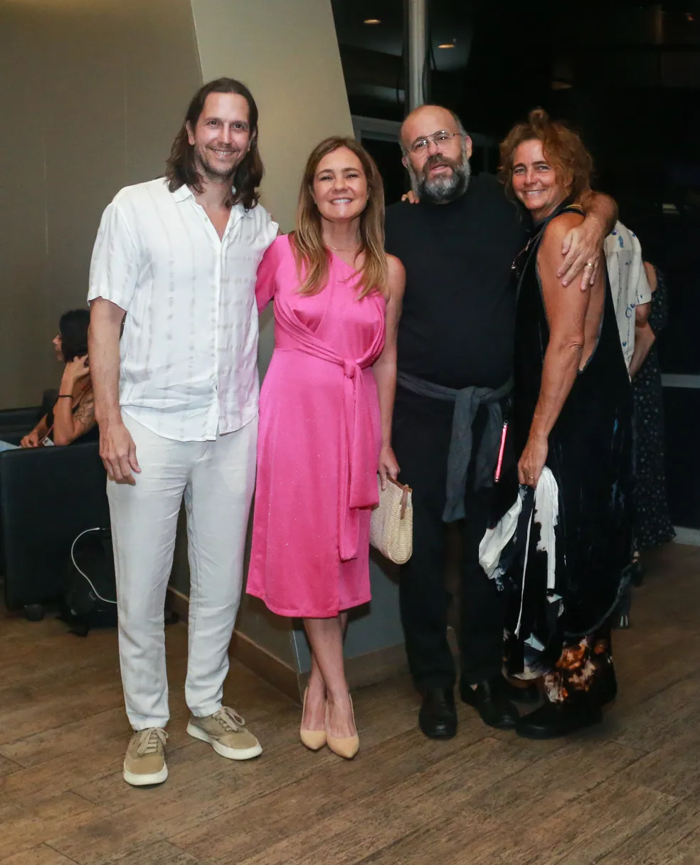 Vladimir Brichta e Adriana Esteves ao lado de Otavio Muller e Adriana Schmidt (Foto: AgNews)