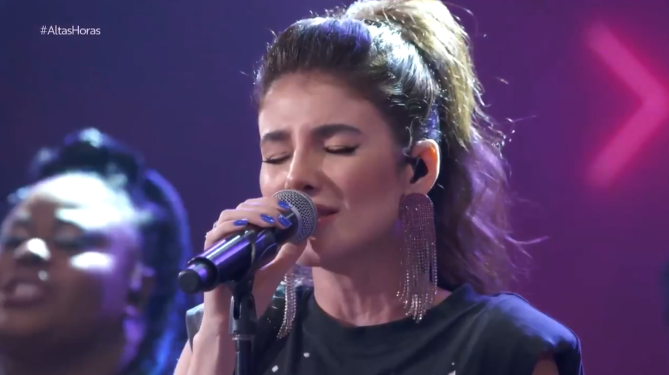 Paula Fernandes se emociona com homenagem feita para Skank no "Altas Horas" (Foto Reprodução/Globoplay)