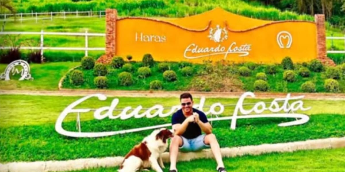 Entrada da fazenda de Eduardo Costa é bastante chamativa (Reprodução: Youtube)
