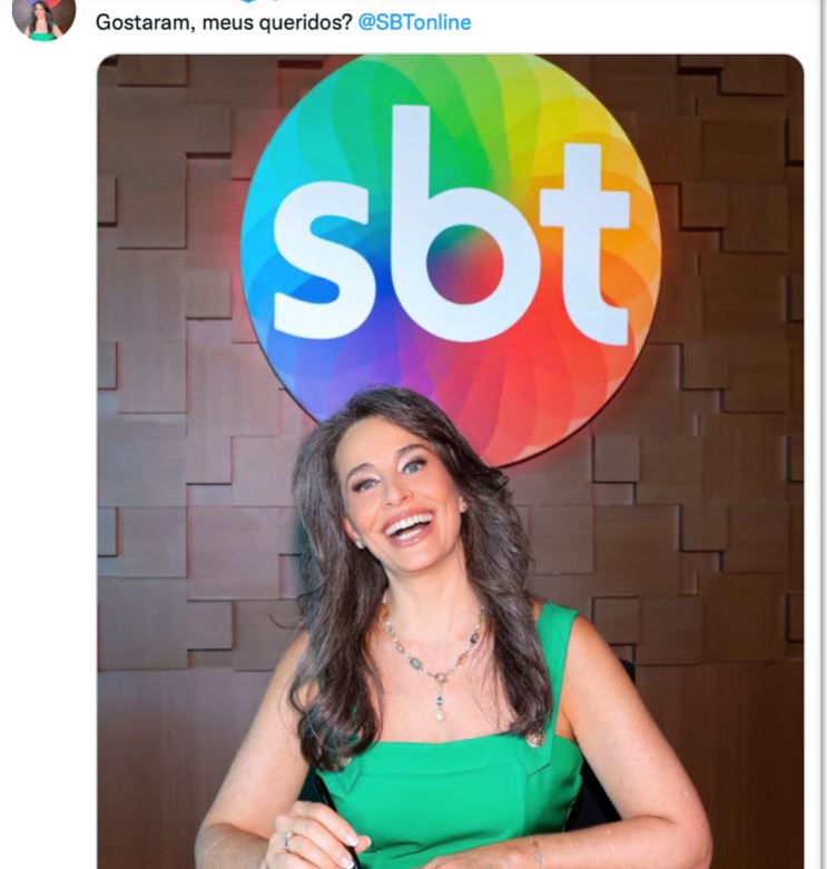 Carla Vilhena assinando contrato com o SBT em 2022 - Foto Reprodução Internet