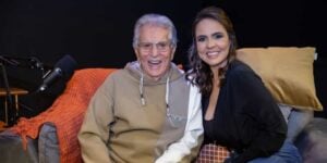 Carlos Alberto de Nóbrega e sua esposa Renata Domingues no Pod É Nosso - Foto Reprodução YouTube