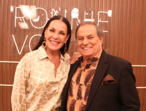 Carolina Ferraz e Ronnie Von (Foto: Divulgação / RedeTV!)