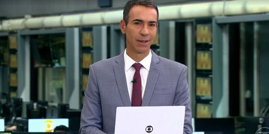 César Tralli fica indignado com notícia sobre filas no consulado Chinês em São Paulo (Foto: Reprodução / Globo)
