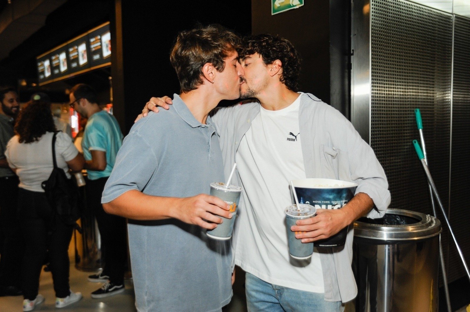 Cicero Ibeiro e Jesuíta Barbosa na première do filme O Rio do Desejo, em São Paulo - Foto AgNews