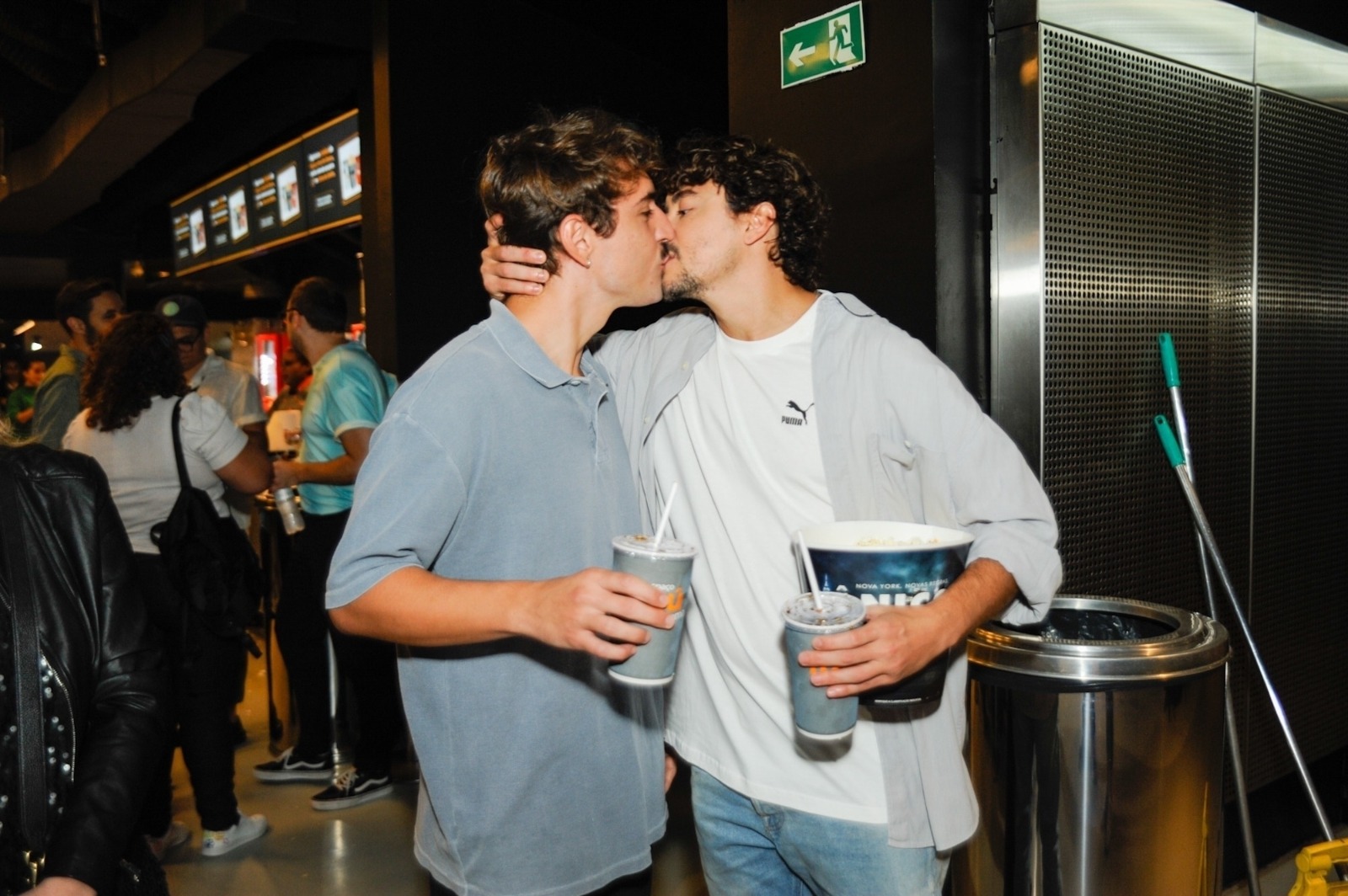 Cicero Ibeiro e Jesuíta Barbosa na première do filme O Rio do Desejo, em São Paulo - Foto AgNews