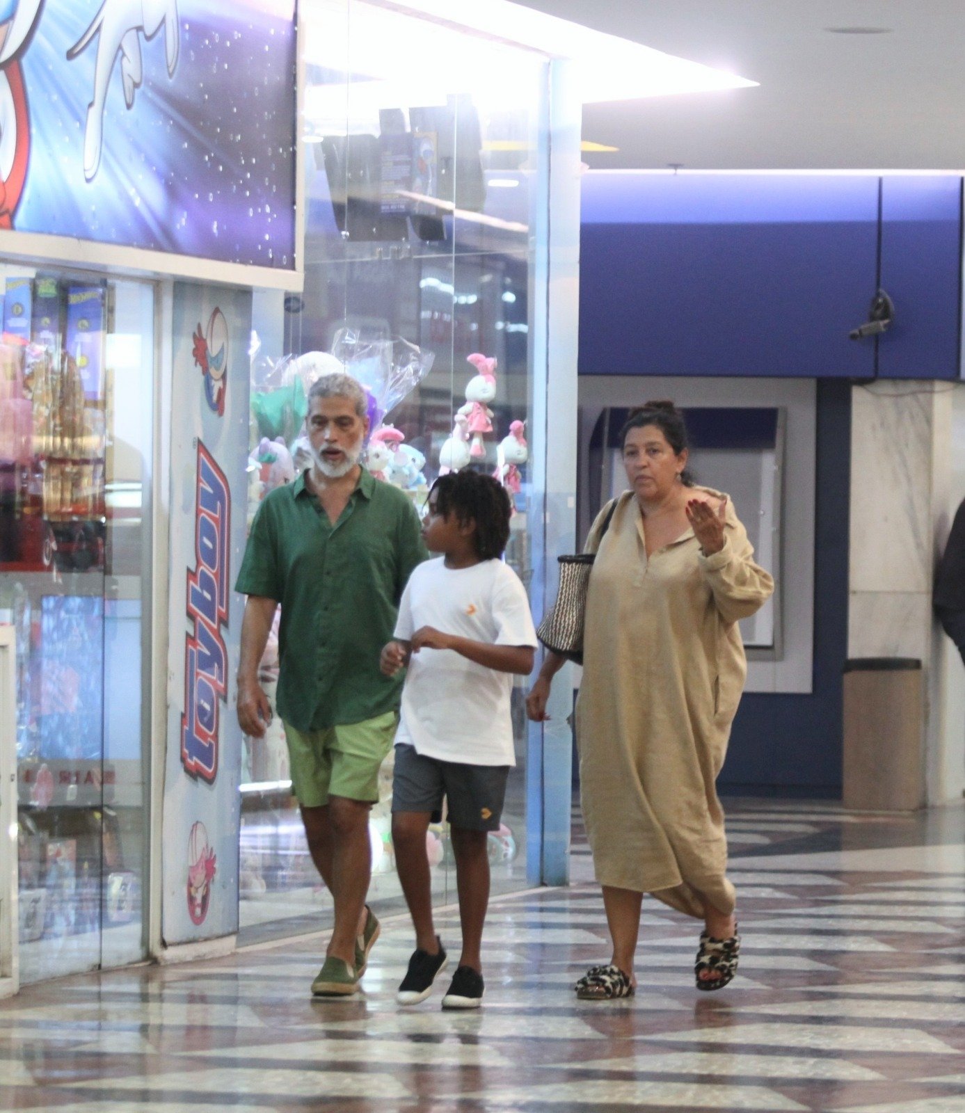 Em aparição rara Regina Casé foi clicada com seu esposo e seu neto em um shopping da zona sul do Rio - FOTO - ADÃO - AGNEWS 