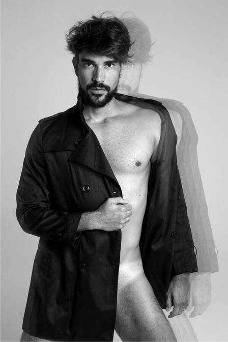 Matteus Cardoso, galã da novela Mar do sertão posa seminu - Foto Reprodução Internet