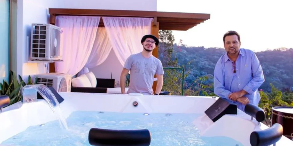 Geraldo Luis e seu filho na varanda que tem jacuzzi, da sua luxuosa mansão - Foto Reprodução Internet