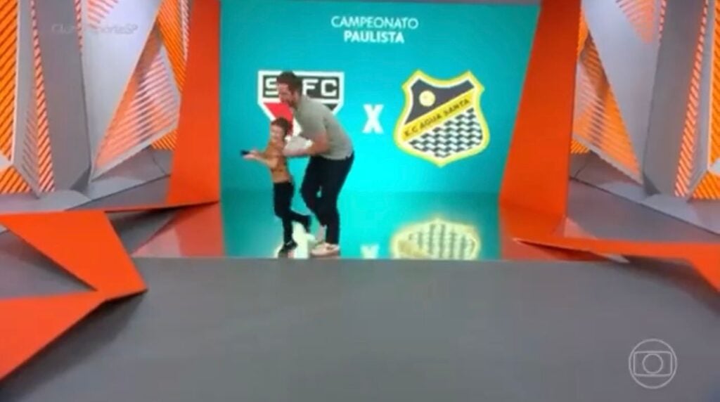 Filho de Felipe Andreoli invade edição ao vivo do Globo Esporte São Paulo (Foto: Reprodução, Globo)