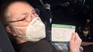 Jô Soares, em seu ultimo registro, se vacinando contra Covid 19 - Foto Reprodução Internet