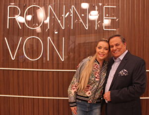 Luiza Possi e Ronnie Von (Foto: Divulgação / RedeTV!)