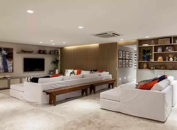 Linda sala de estar da mansão onde a musa vive com sua família - Foto Reprodução Internet