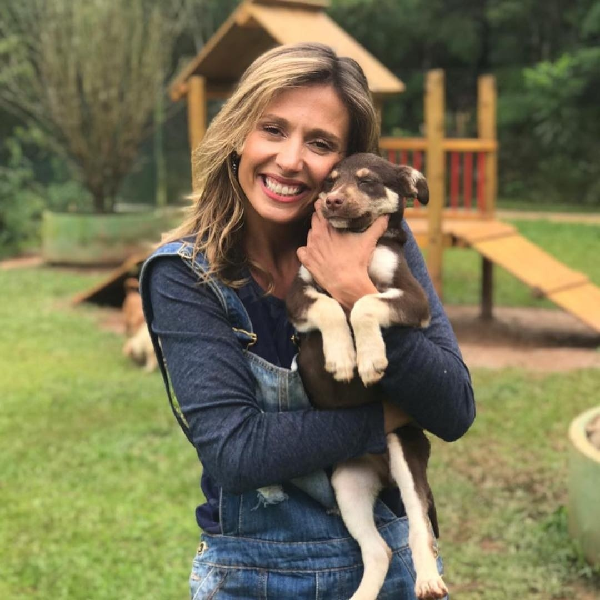 Luisa Mell segurando um de seus cachorros de estimação (Foto: Reprodução/ Instagram)