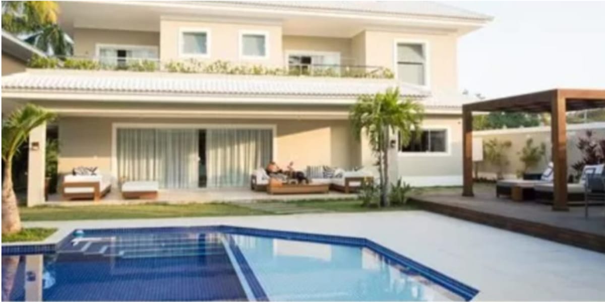 Piscina absurda e fachada de dois andares da casa (Reprodução: Youtube)