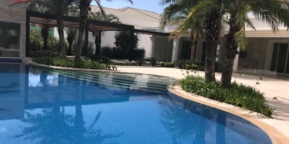 Piscina absurda e hall de entrada da casa (Reprodução: Youtube)