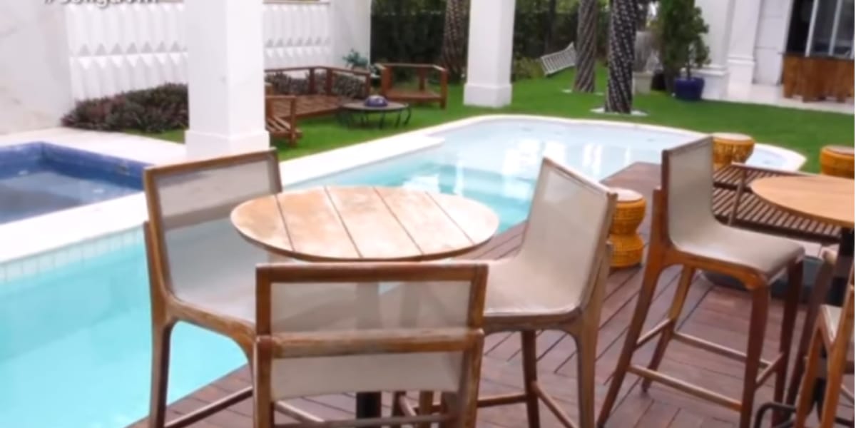 Área de lazer enorme, junto com a área gourmet ao lado da piscina (Reprodução: Youtube)