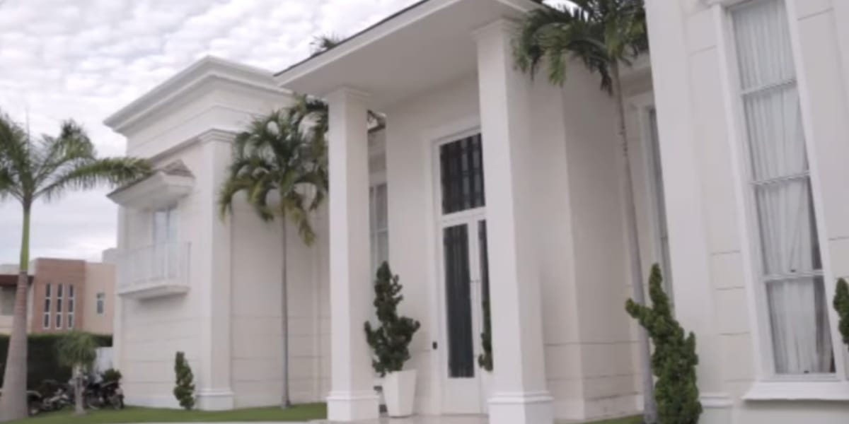 A fachada da mansão parede um verdadeiro palácio (Reprodução: Youtube)