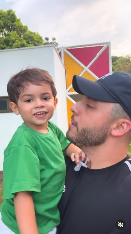 Murilo Huff e seu filho Léo, com a cantora Marilia Mendoça - Foto Reprodução Instagram