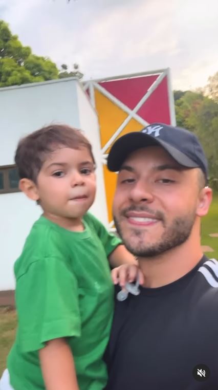 Murilo Huff e seu filho Léo, com a cantora Marilia Mendoça - Foto Reprodução Instagram