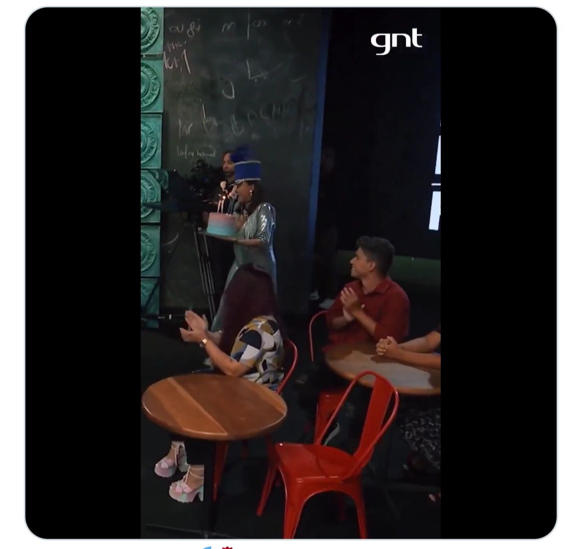 Narcisa Tamborindeguy presenteia Xuxa com um bolo - Foto Reprodução GNT