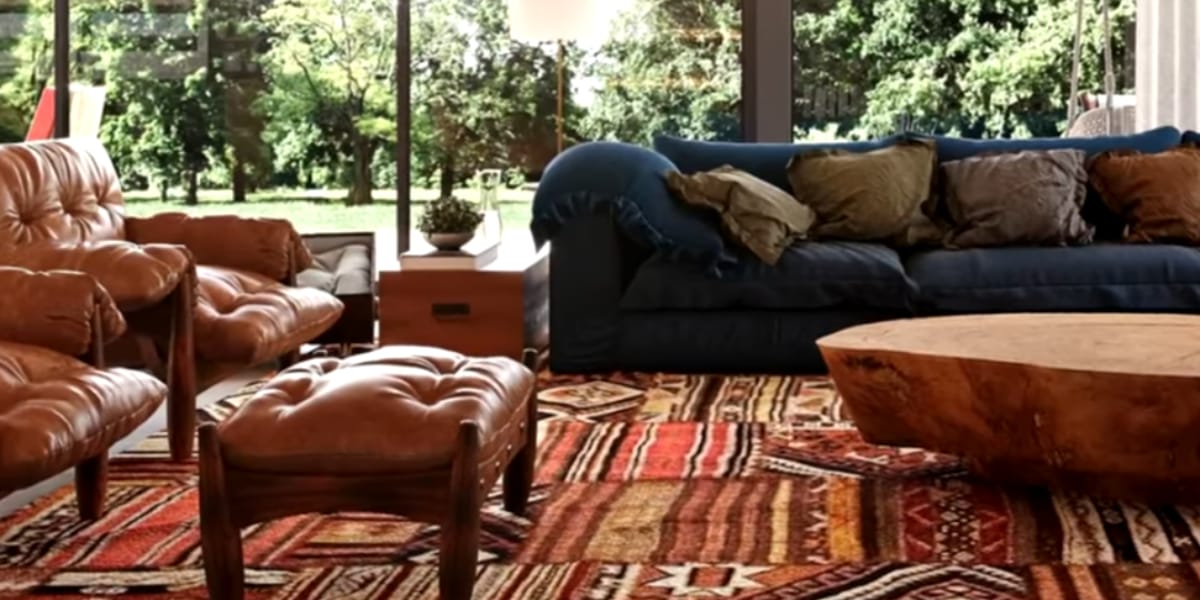 Outro ângulo da sala de estar muito aconchegantes para amigos e familiares (Reprodução: Youtube)