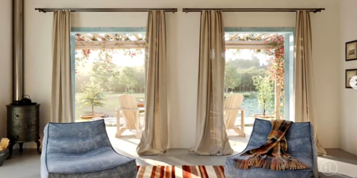 Área de lazer com poltronas e cadeiras confortáveis (Reprodução: Youtube)