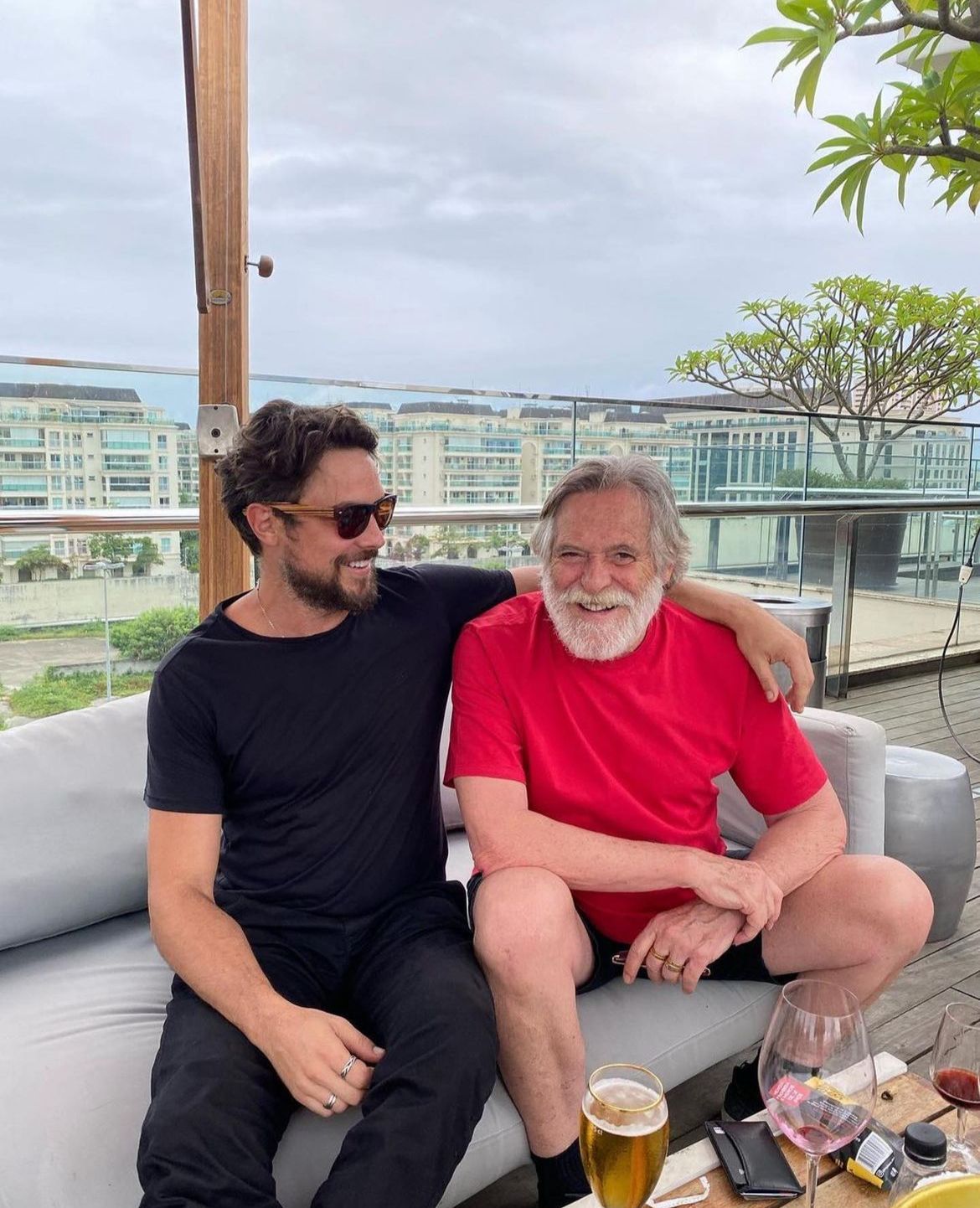 Sérgio Guizé se declara para o veterano José de Abreu em clique divulgado - Foto Reprodução Instagram